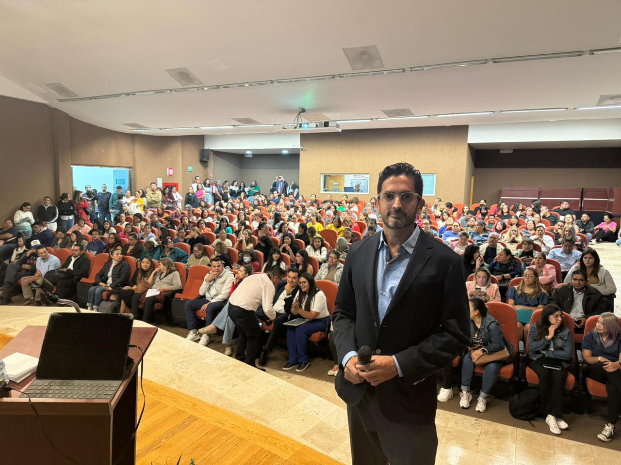 Dr. Daniel Quiñones Meléndez at a professional conference
